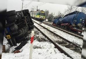 Nowa Sl: Pocig zderzy si z cystern. Ranni pasaerowie